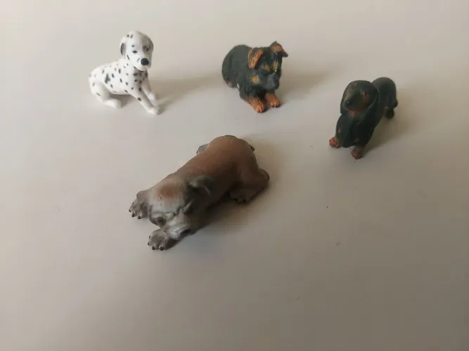 4 Miniaturas Cães Realistas - Coleção (Dálmata, Pastor, Basset) Procon 