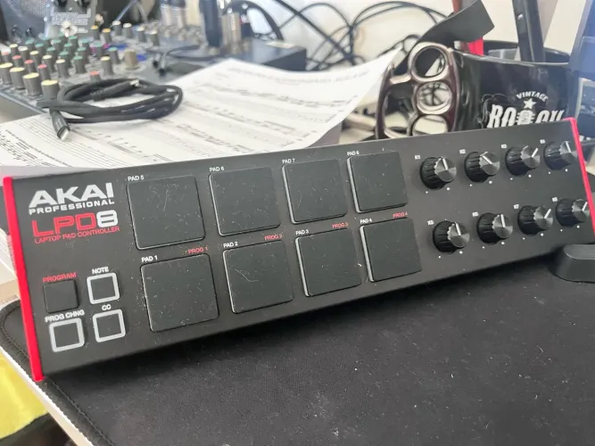 AKai LPD8 laptop pad & Drum machine Brazilians rithm