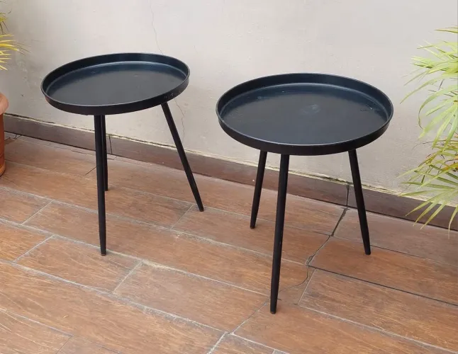 Mesas mesinha lateral criado mudo de ferro o valor é das duas tenho mais disponivel