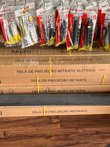Telas de Projeção Disponível - Manual e Elétrica 