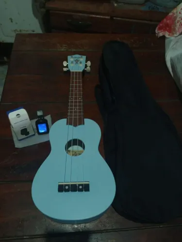 Ukulele semi novo