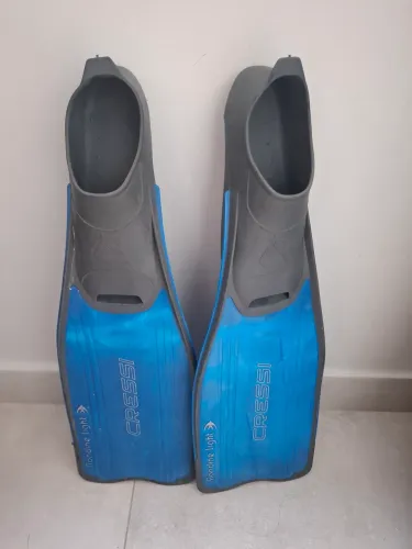 Vendo par de nadadeiras para mergulho