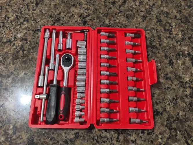 Kit de Ferramentas 46 peças, possui: Catraca, Soquetes, Bits e Chaves Allen