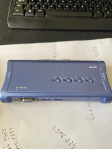 Chaveador KVM TRENDnet de 4 portas, modelo TK-407K.
