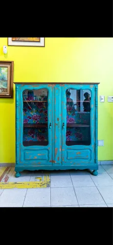 Armário Cristaleira Vintage no estilo shabby chic, com pintura turquesa desgastada