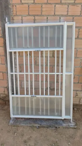 Janelas gradeadas de ferro com vidro