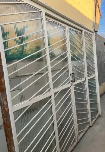 Portas, janelas, pias, tanques