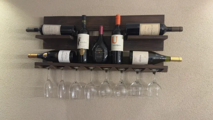 Vendo adega de vinhos e taças 
