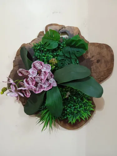 Arranjo de parede com plantas artificiais 