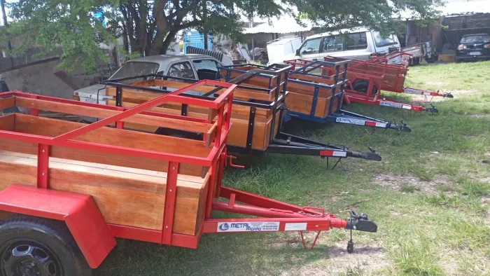 Reboque de um eixo fazendinha pronta entrega