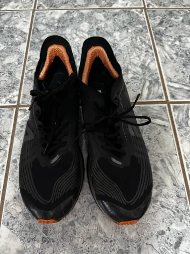 Vendo tênis com placa de carbono