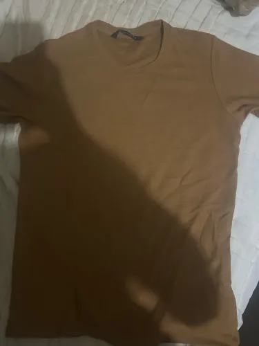 camiseta manga curta, marrom caramelo. em algodão peruano.