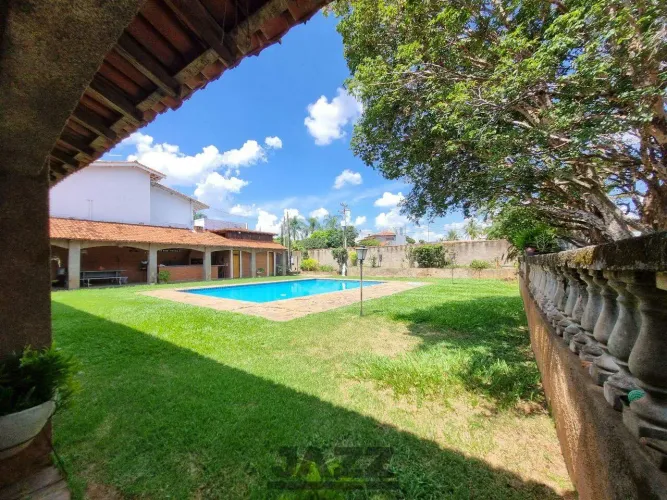 Casa em Condomínio em Parque Xangrilá
