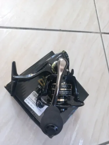 Molinete Ultra Light 13 Rolamentos Vrs Fishing Alpha 2000 Cor Preto Lado da manivela Direi