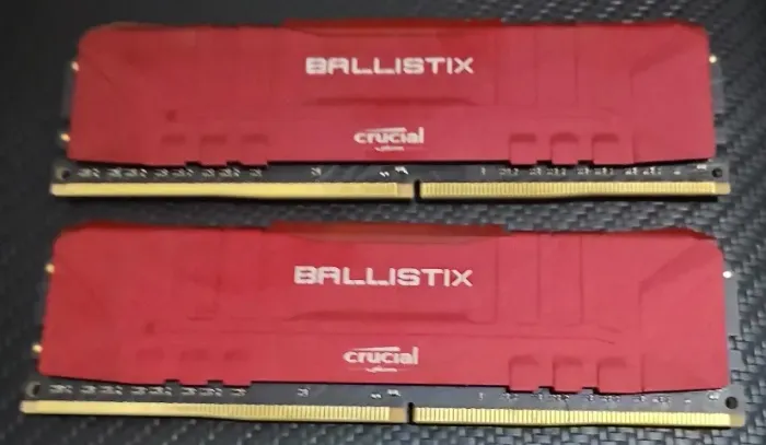 Memoria Crucial Ballistix 8GB (2x8) DDR4 3000Mhz Vermelha, BL8G30C15U4R