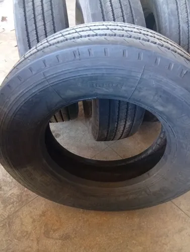 Pirelli 265/70/19.5 usado