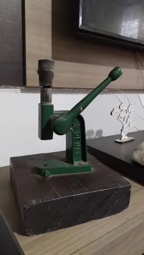 Prensa Manual para Aplicação de Tachinhas, Rebites, Botões e Ilhós - 160,00