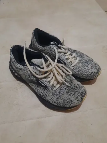 Tenis Brooks