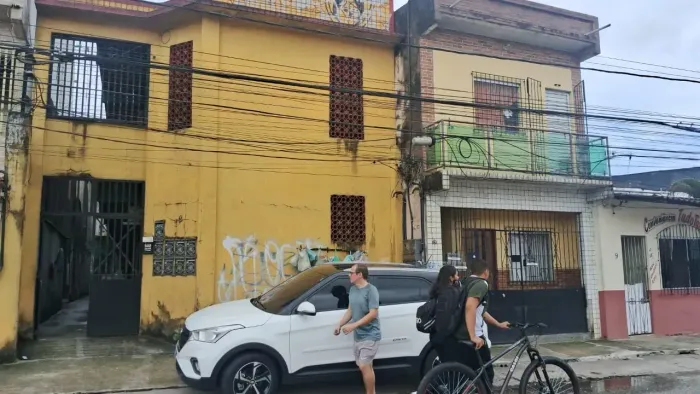 Prédio com 12 Aptos. de 1/4 na Av. Centenário c/ Rod. Mangueirão.