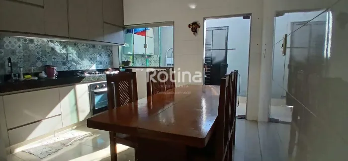 Casa sobrado com 3 Quartos sendo 2 suítes e 1 banheiro social à Venda, 190,71m² por R$ 480