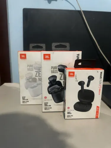 Fones JBL (Preto e Branco): Fones de Ouvido JBL Bluetooth Sem Fios - Na Caixa / Novo