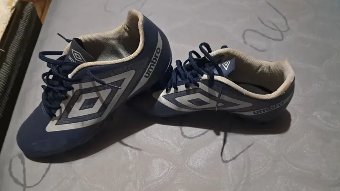 Chuteira semi nova cravo umbro