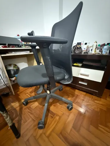 Cadeira de Escritório Ergonômica com Encosto em Tela