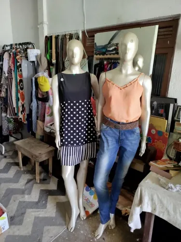 Dois manequins femininos de resina.