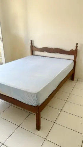Vende-se cama de casal de madeira