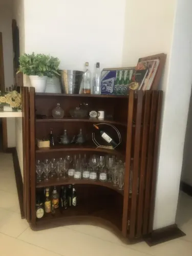 Bar em Mogno de canto, medindo 1,27  x 0,94