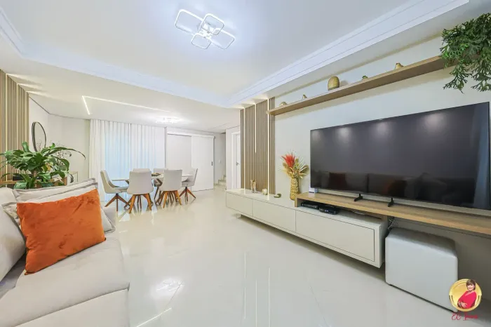Sobrado Triplex para venda com 200 metros quadrados com 4 quartos em Guabirotuba - Curitib