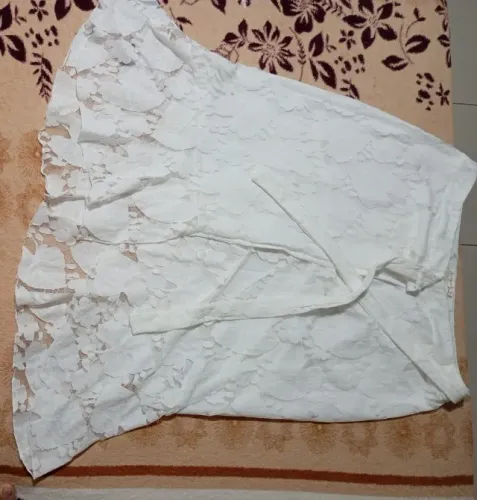 Saia envelope de renda da marca Yessica, na cor branca/off-white.