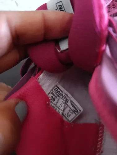 Tênis feminino , tamanho 35 . Usado mas em bom estado. Retirada por conta do comprador.