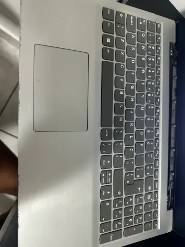 Notebook Lenovo I5 oitava geração. 
