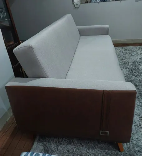 SOFÁ CAMA RECLINÁVEL POUCO USO COURINO MARROM LINHO CINZA CLARO 203cm 
