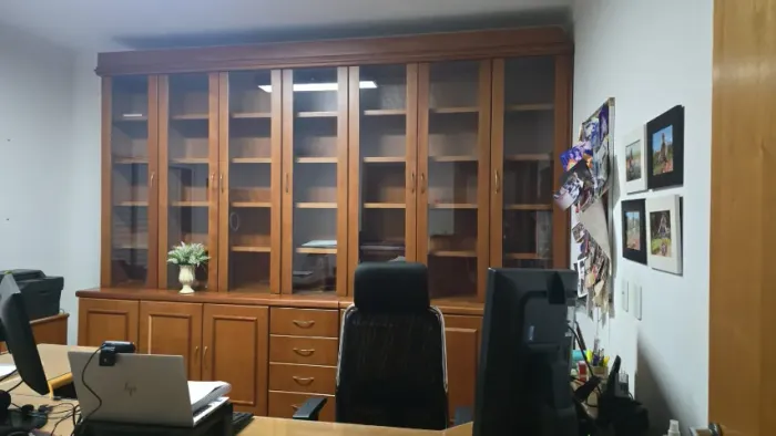 Vendo biblioteca completa. Mede: 2.75 x 35 m x 57.5. Toda em Jatobá. Bancada tampo vidro