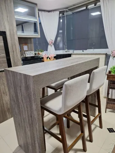 Bancada com banquetas