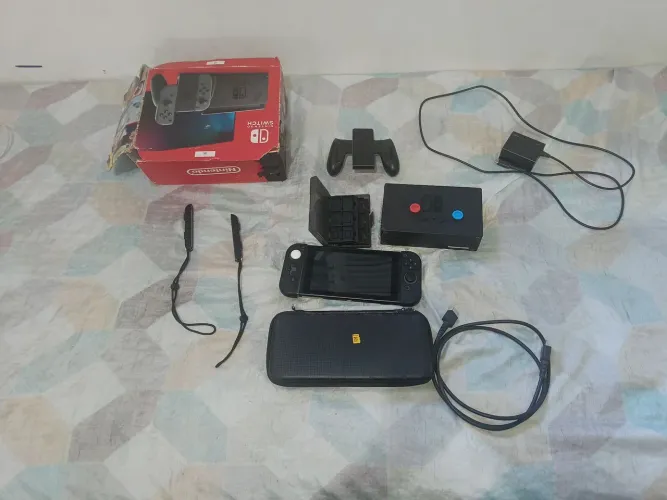 Nintendo Switch V2 Completo (bloqueado) + Estojo + MicroSD 256GB + Acessórios