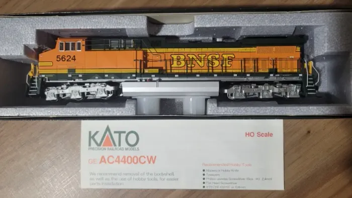 Locomotiva HO Kato AC4400CW BNSF #5624