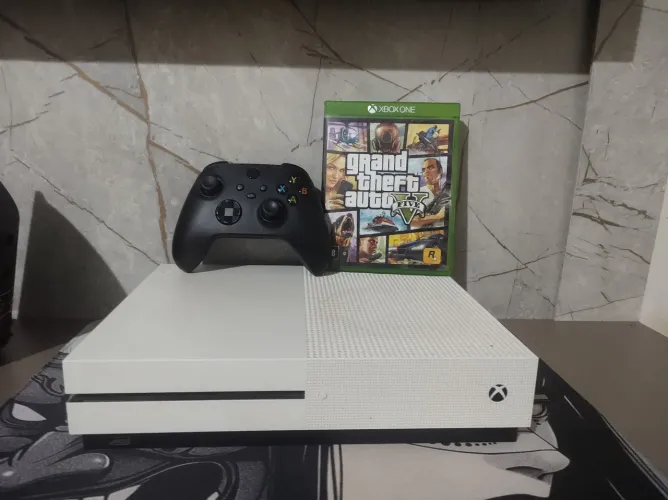 Xbox one s com controle de Xbox séries e com GTA 5