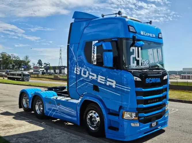 Scania R460 SUPER 6x2 Ano 24 Farol de teto e grade Buzina Marítima Baixo km Pronta Entrega