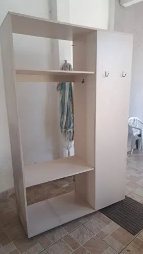 Guarda-roupa aberto com prateleiras e 2 gavetas