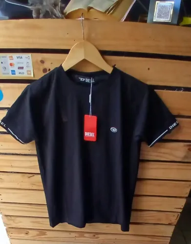 Vende-se roupas masculina. 
