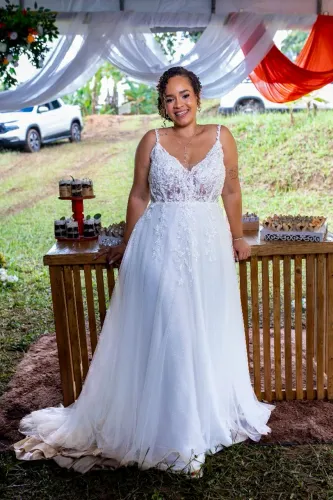 Vende-se vestido com véu 
