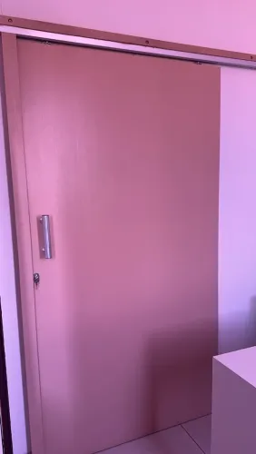 Porta 100% madeira com puxador e batente