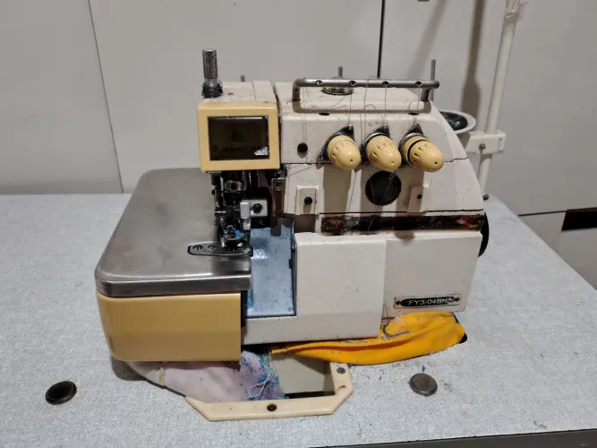 Máquina de costura overlock industrial com mesa