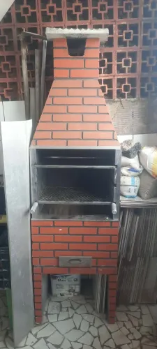Vende-se churrasqueira usada, muito bem conservada e em ótimo estado de funcionamento.