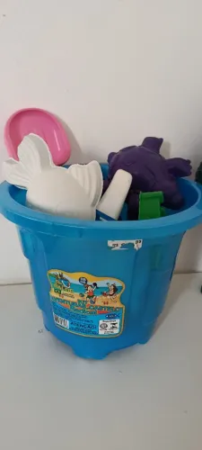 Balde de praia cheio de brinquedos mais boneco attos de brinde