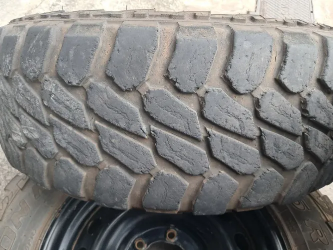 Pneu 265 65 17 Pirelli AT off-road Mud meia vida 4x4