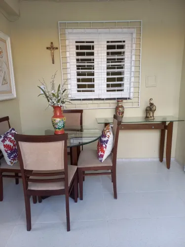 SALA DE JANTAR DE VIDRO REDONDO COM 4 CADEIRAS E UM APARADOR 
